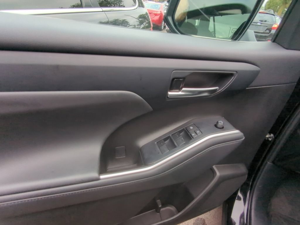 Used 2022 Toyota Highlander XLE AWD/4WD image 8