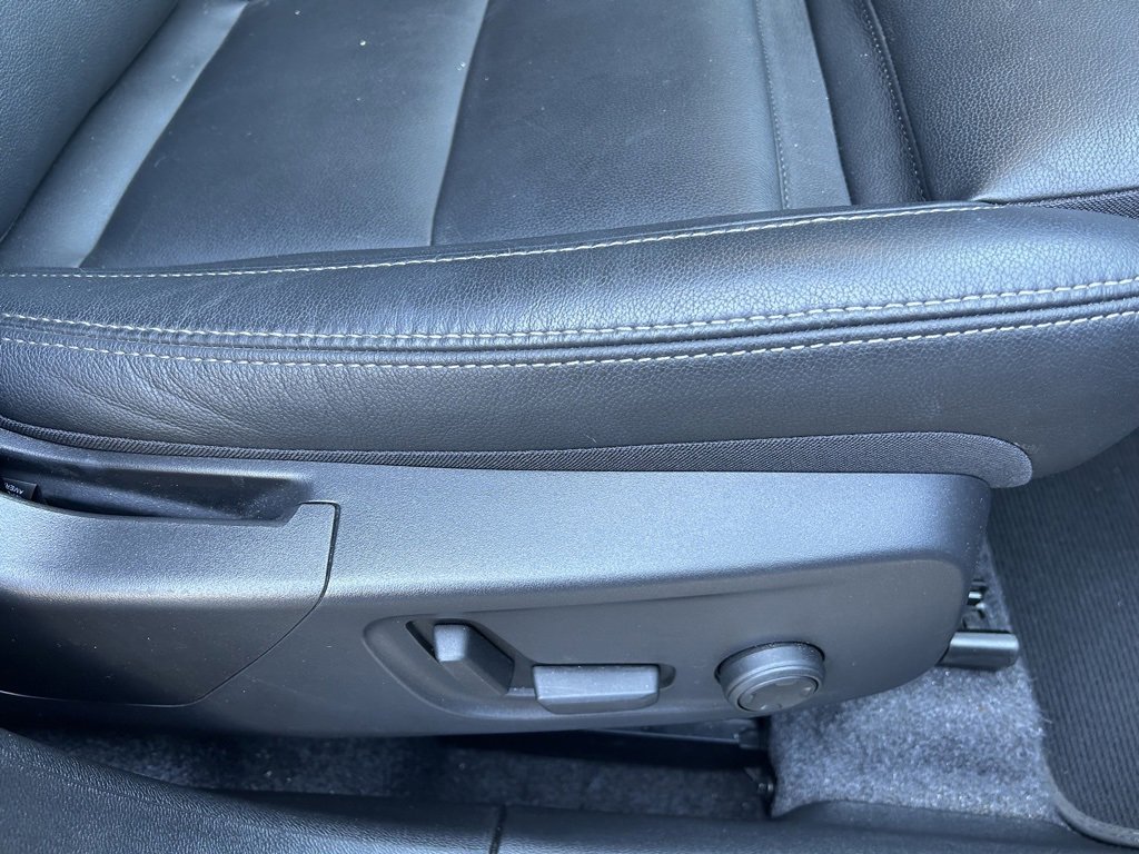 Certified 2025 Volvo XC40 B5 Plus image 16