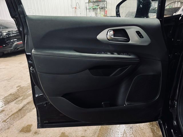 Certified 2025 Chrysler Pacifica Limited image 13