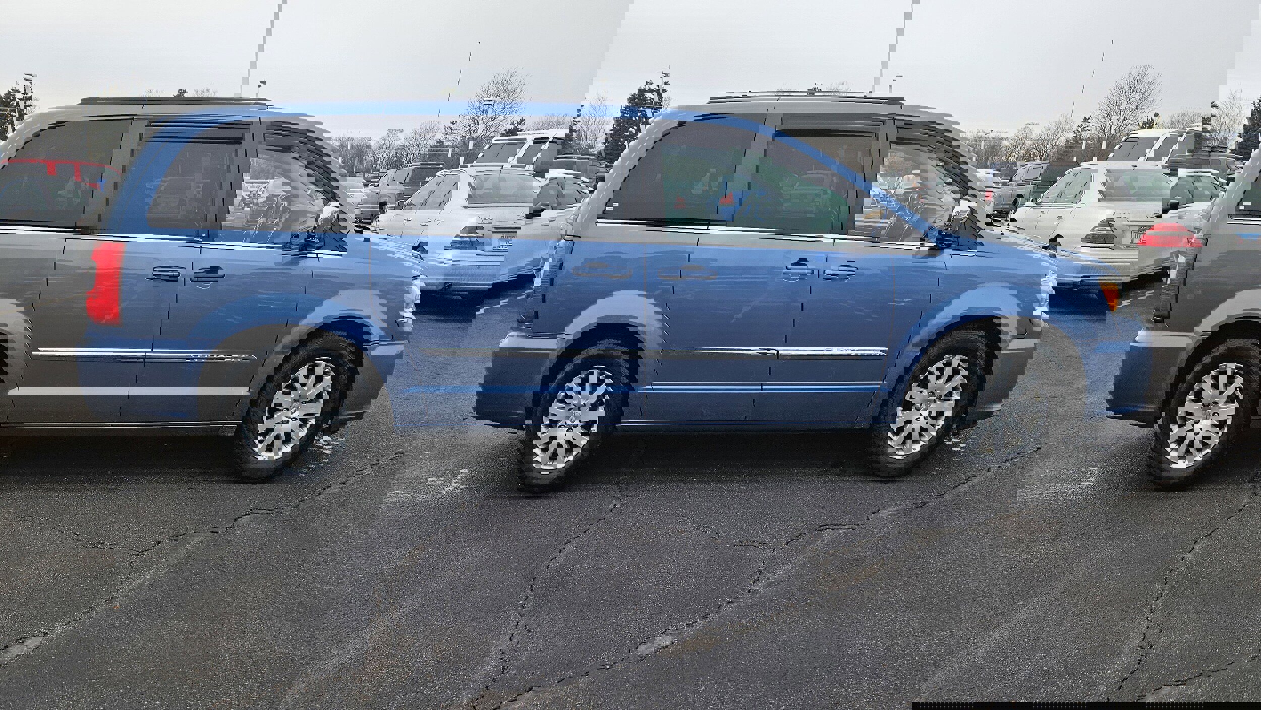 Used 2011 Chrysler Town & Country Touring-L w/ Driver Convenience Group image 3