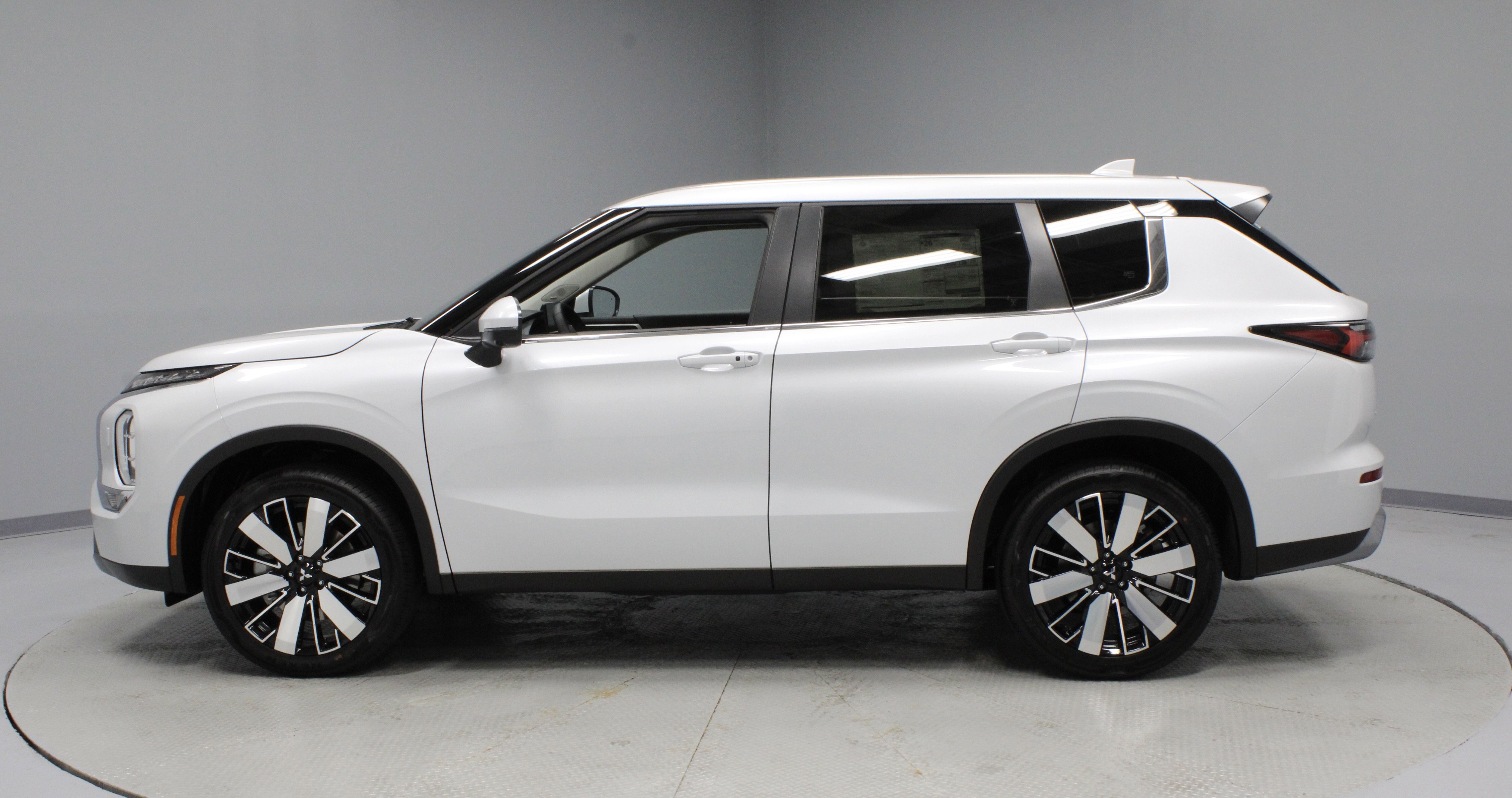 New 2025 Mitsubishi Outlander SE image 5