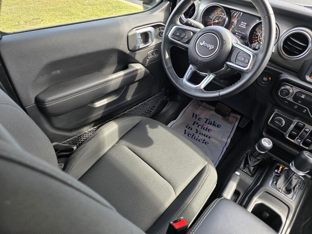 Used 2022 Jeep Wrangler Unlimited Sahara AWD/4WD image 28