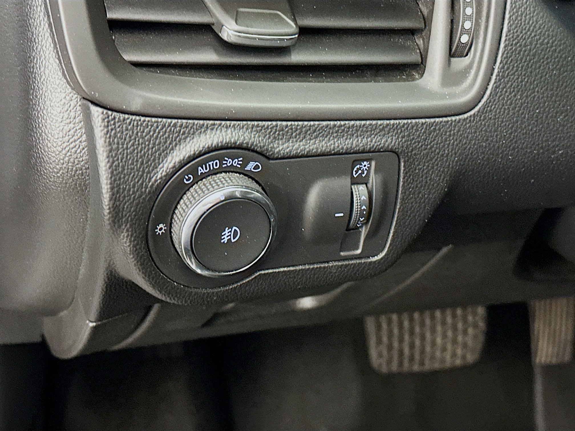 Used 2018 Buick Envision Essence AWD/4WD image 17