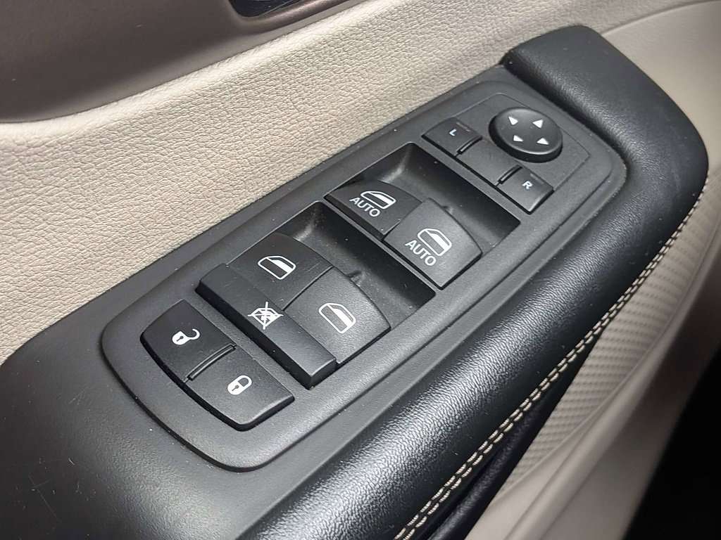 Certified 2022 Chrysler Voyager LX FWD image 22