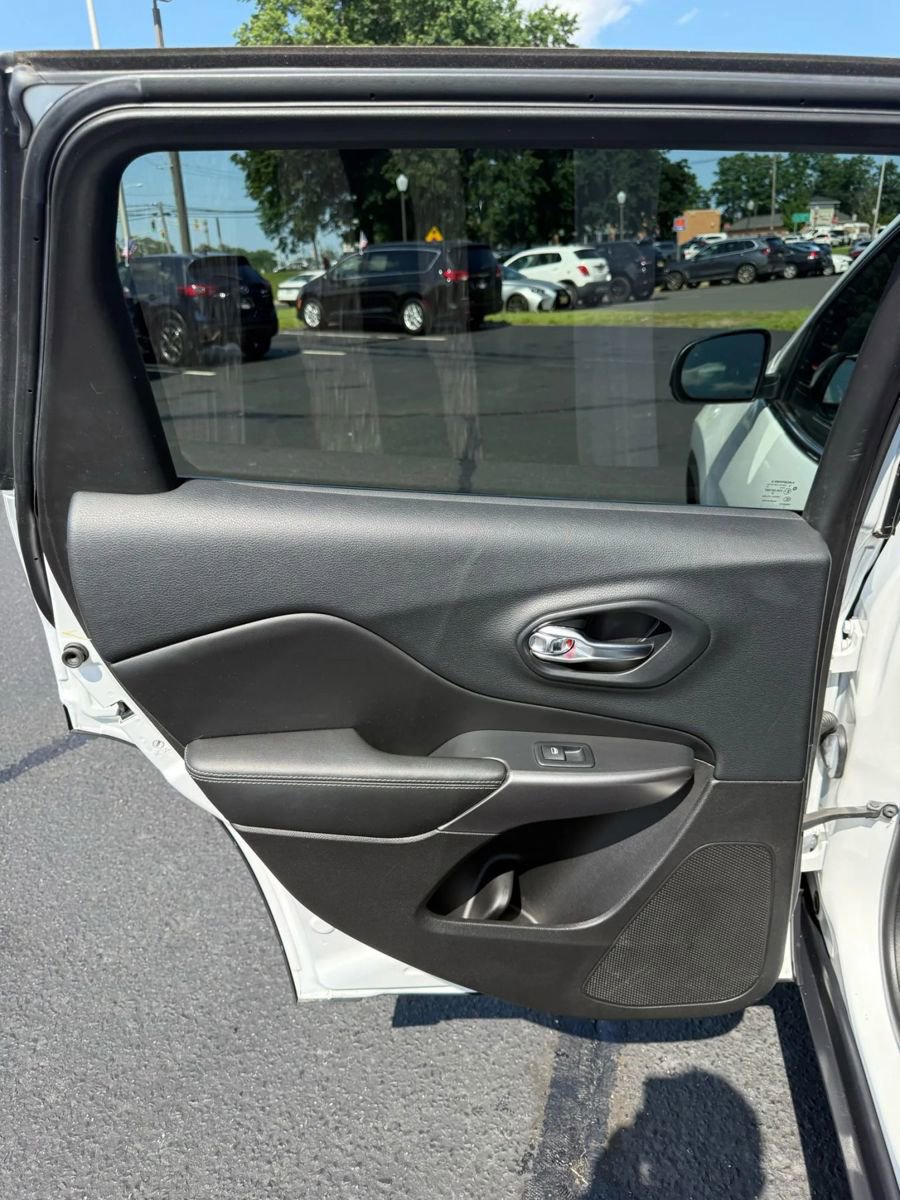 Used 2019 Jeep Cherokee Limited AWD/4WD image 30