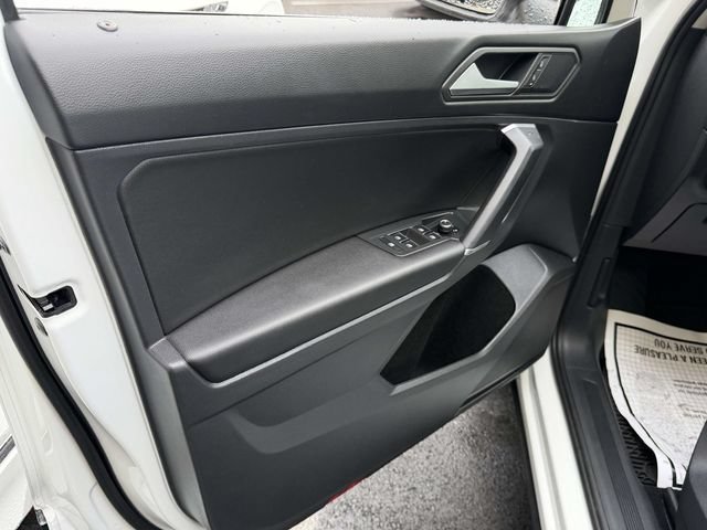 Certified 2020 Volkswagen Tiguan SE w/ Panoramic Sunroof Package AWD/4WD image 16