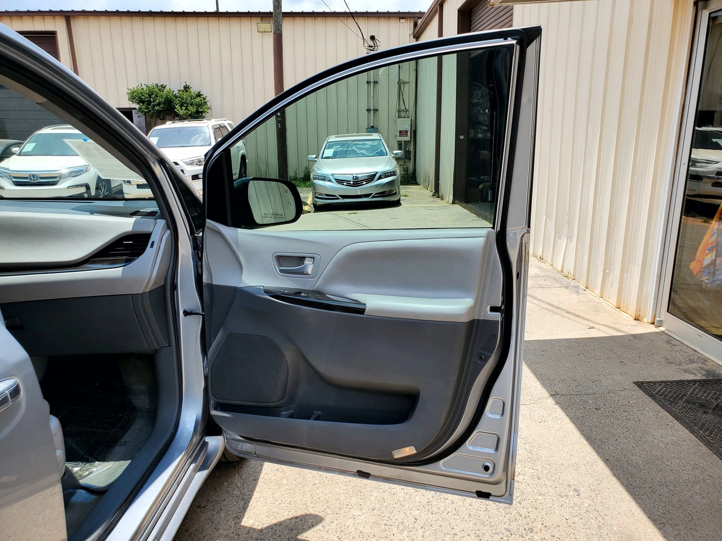 Used 2015 Toyota Sienna XLE FWD image 24
