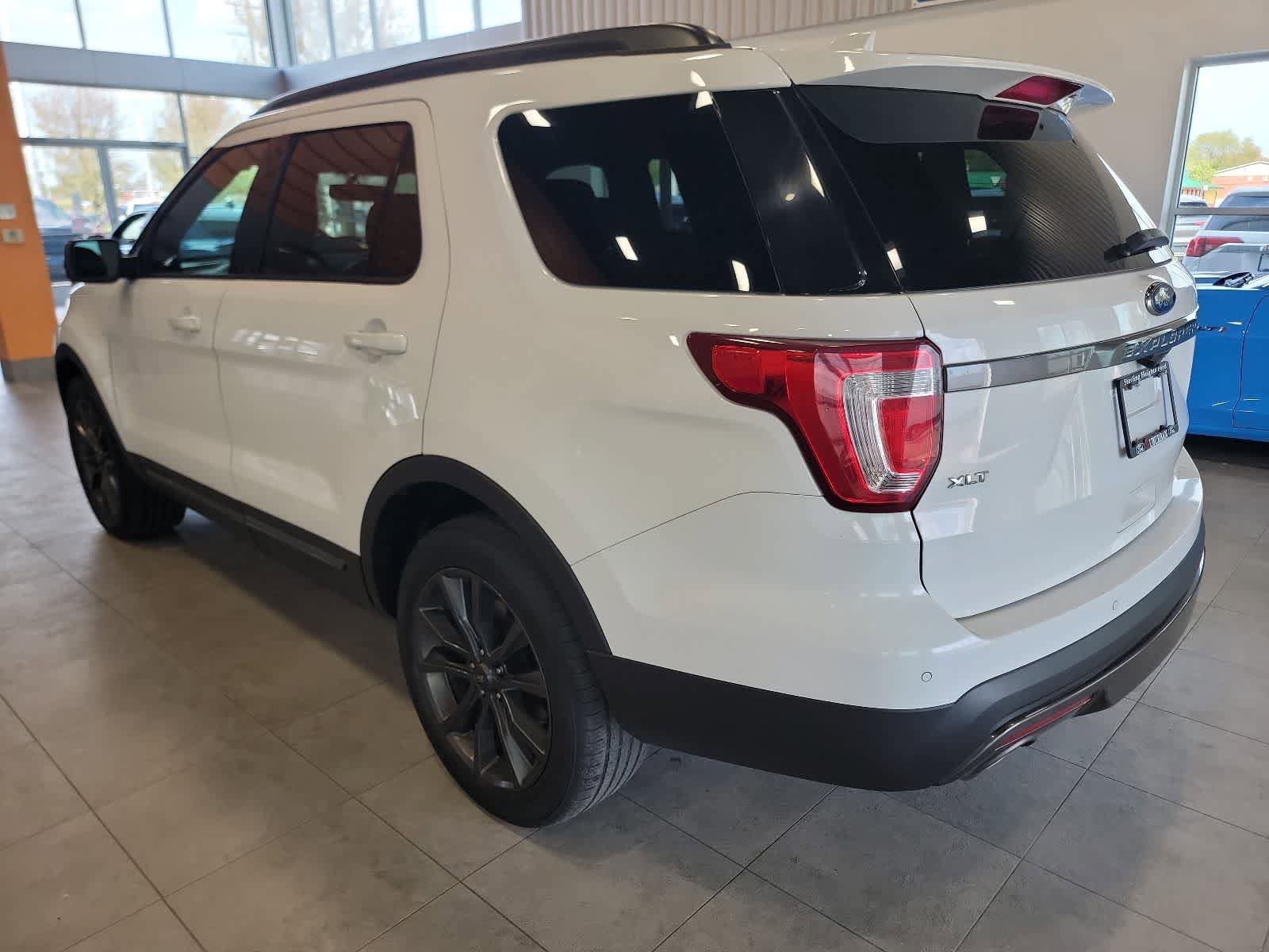 Used 2017 Ford Explorer XLT w/ Equipment Group 202A AWD/4WD image 7