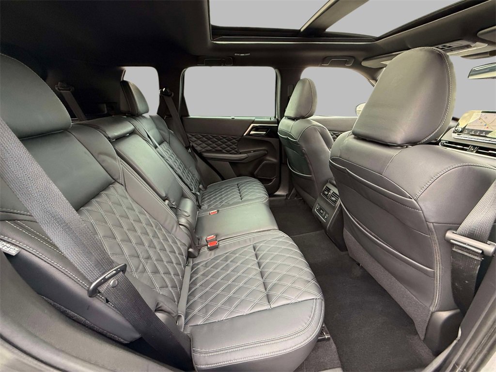 Used 2023 Mitsubishi Outlander AWD image 16