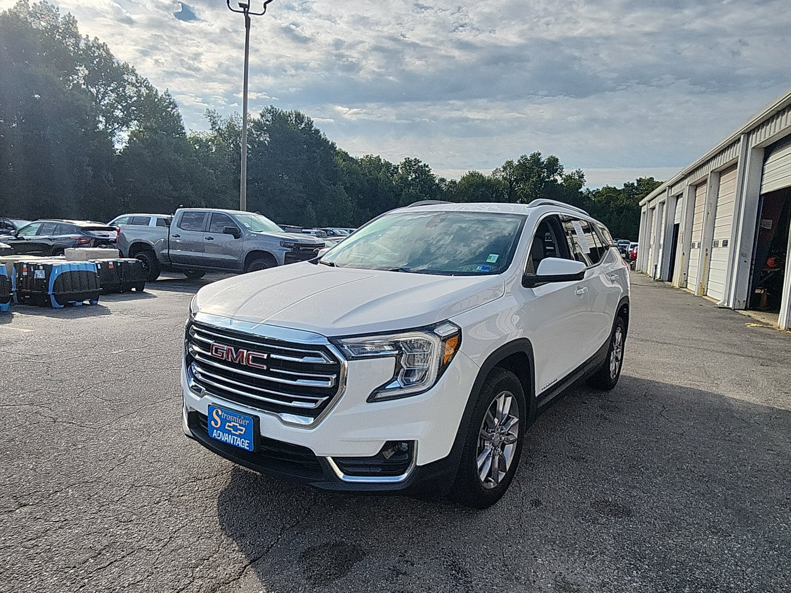 Used 2022 GMC Terrain SLT AWD/4WD image 1