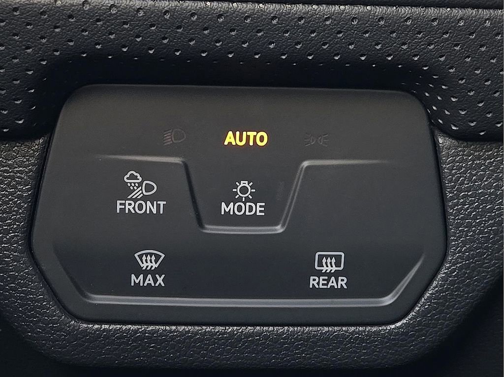 Used 2025 Volkswagen Atlas Cross Sport SE image 17