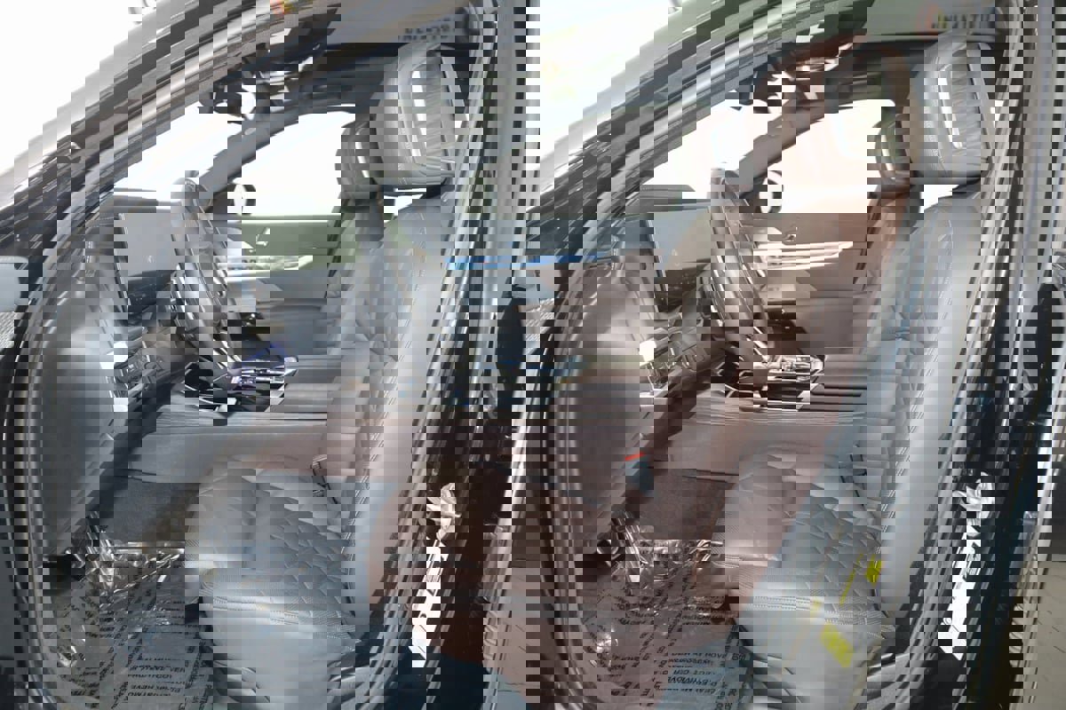 Used 2023 BMW 740i w/ Parking Assistance Package image 12