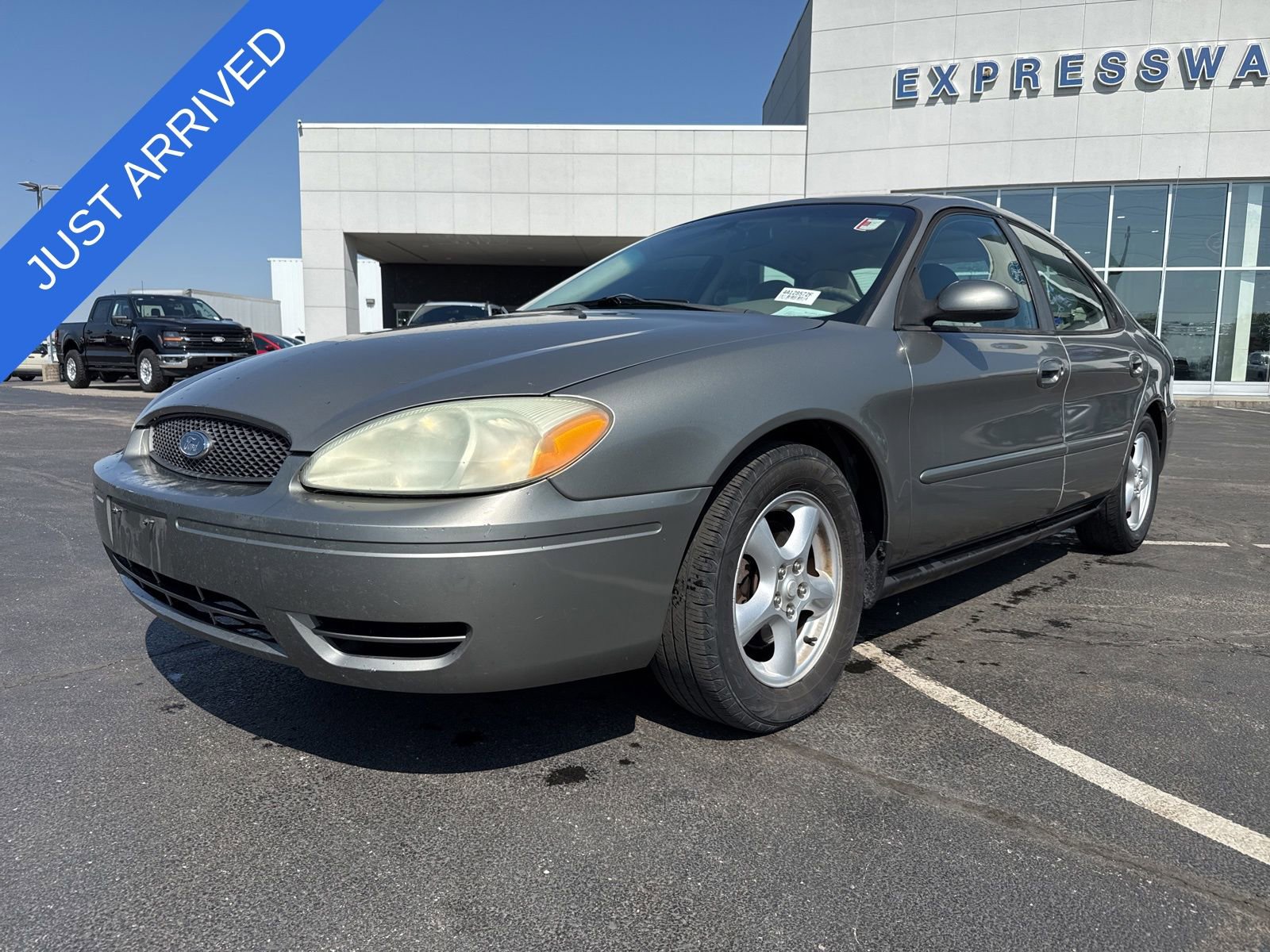 Used 2004 Ford Taurus SE FWD image 1