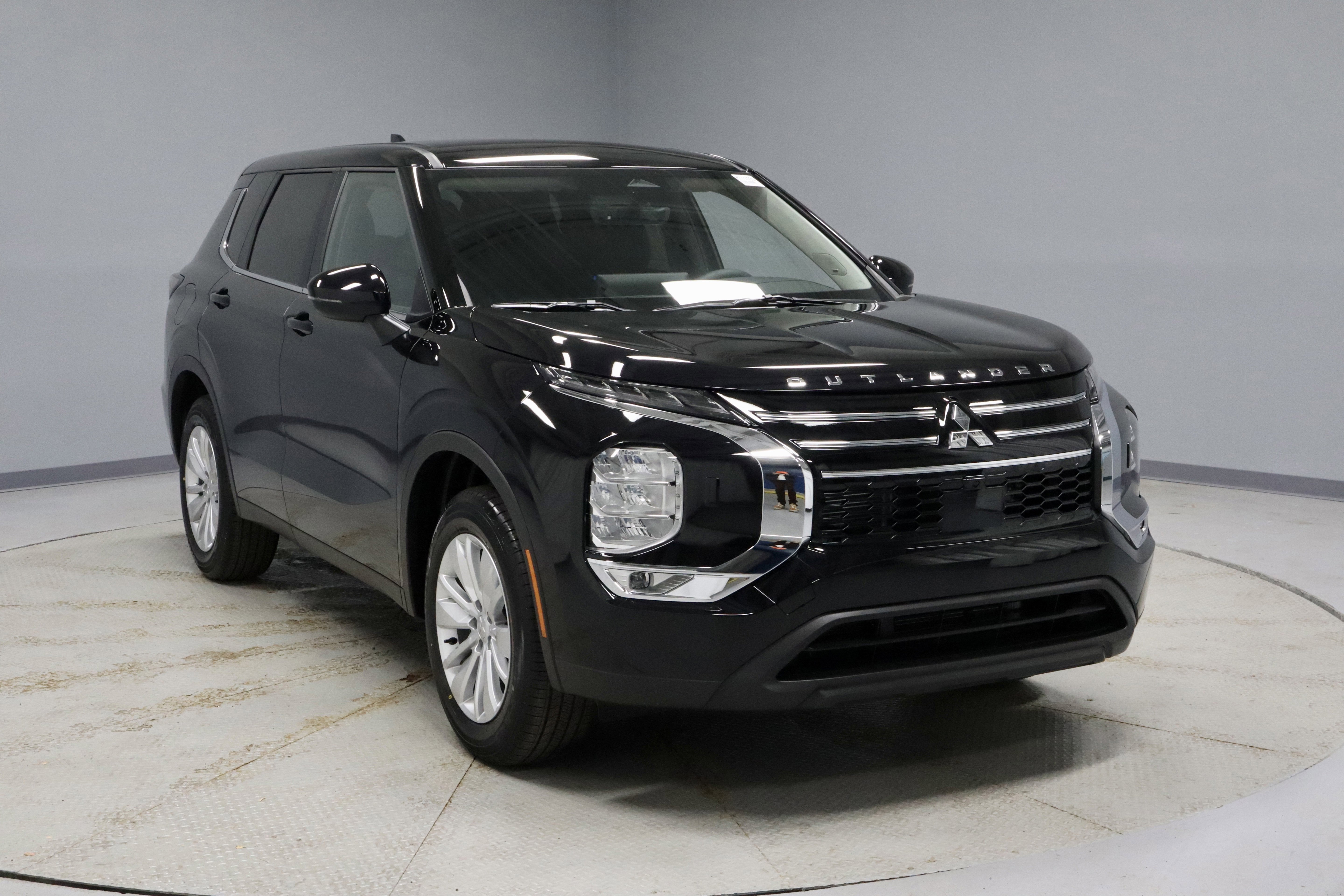 New 2026 Mitsubishi Outlander ES image 1