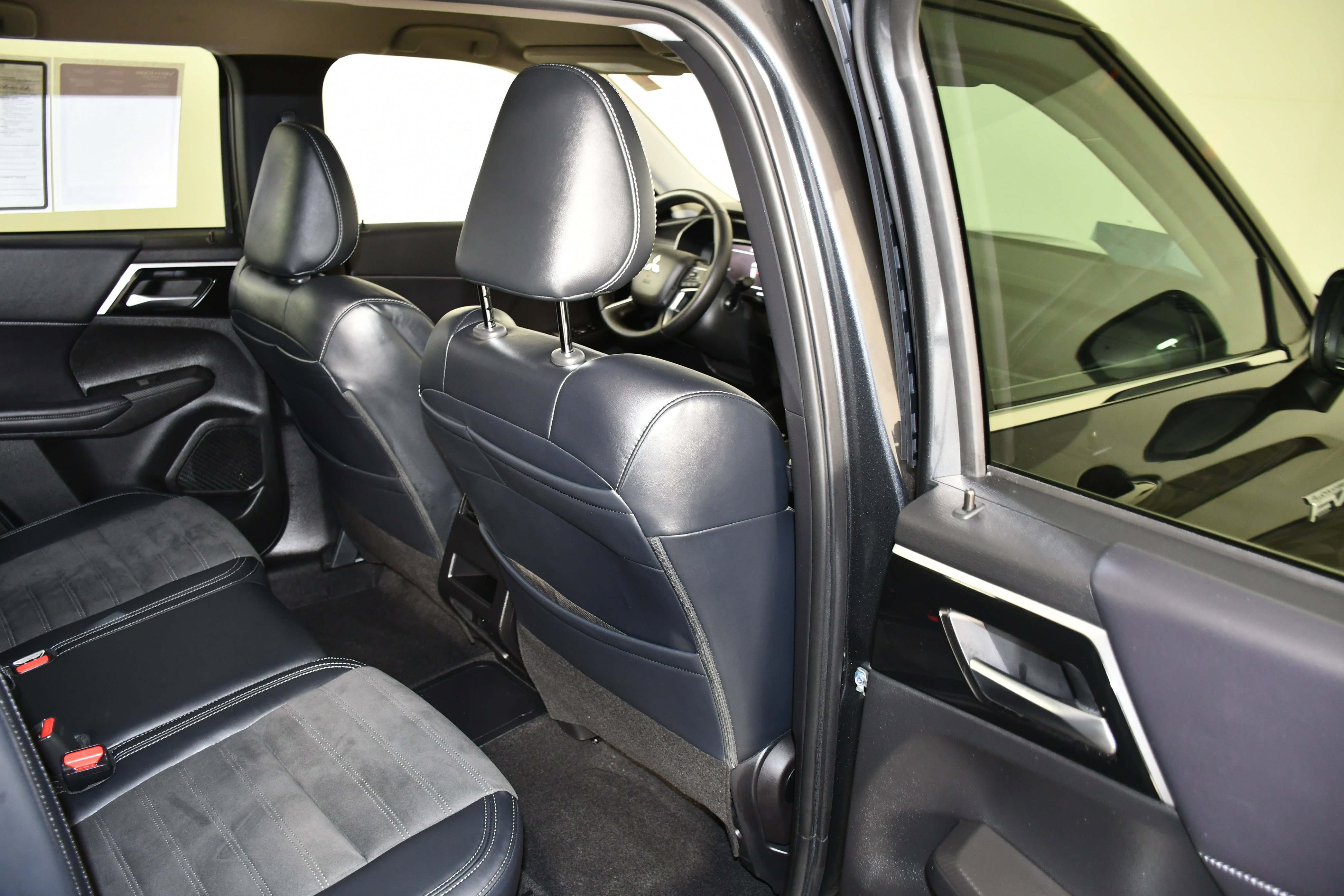 Used 2025 Mitsubishi Outlander SE image 38