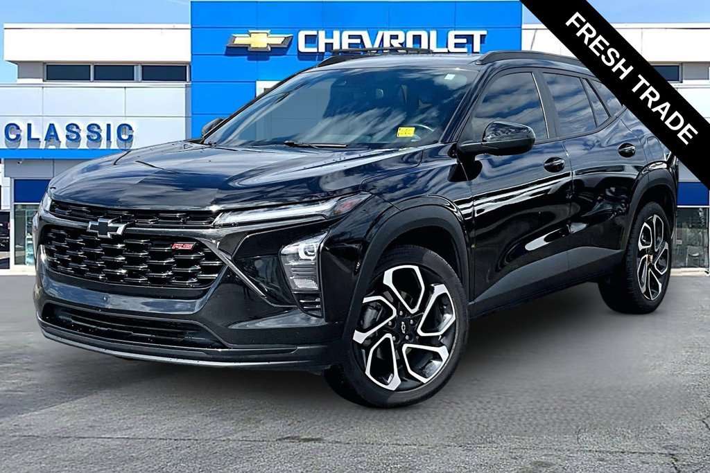 Used 2024 Chevrolet Trax RS w/ Sunroof Package FWD image 2