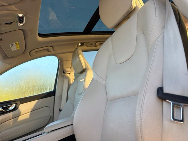 Used 2019 Volvo XC60 T6 Momentum AWD/4WD image 3