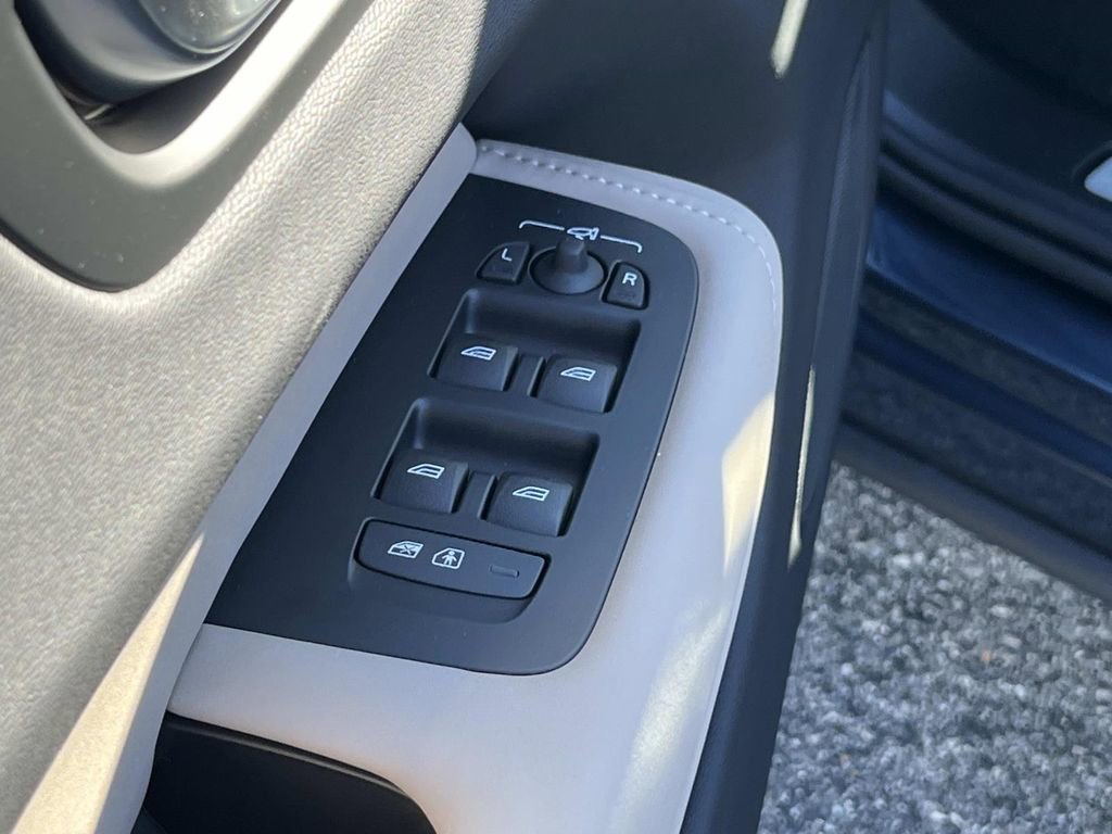 New 2026 Volvo XC60 B5 Plus w/ Climate Package image 21