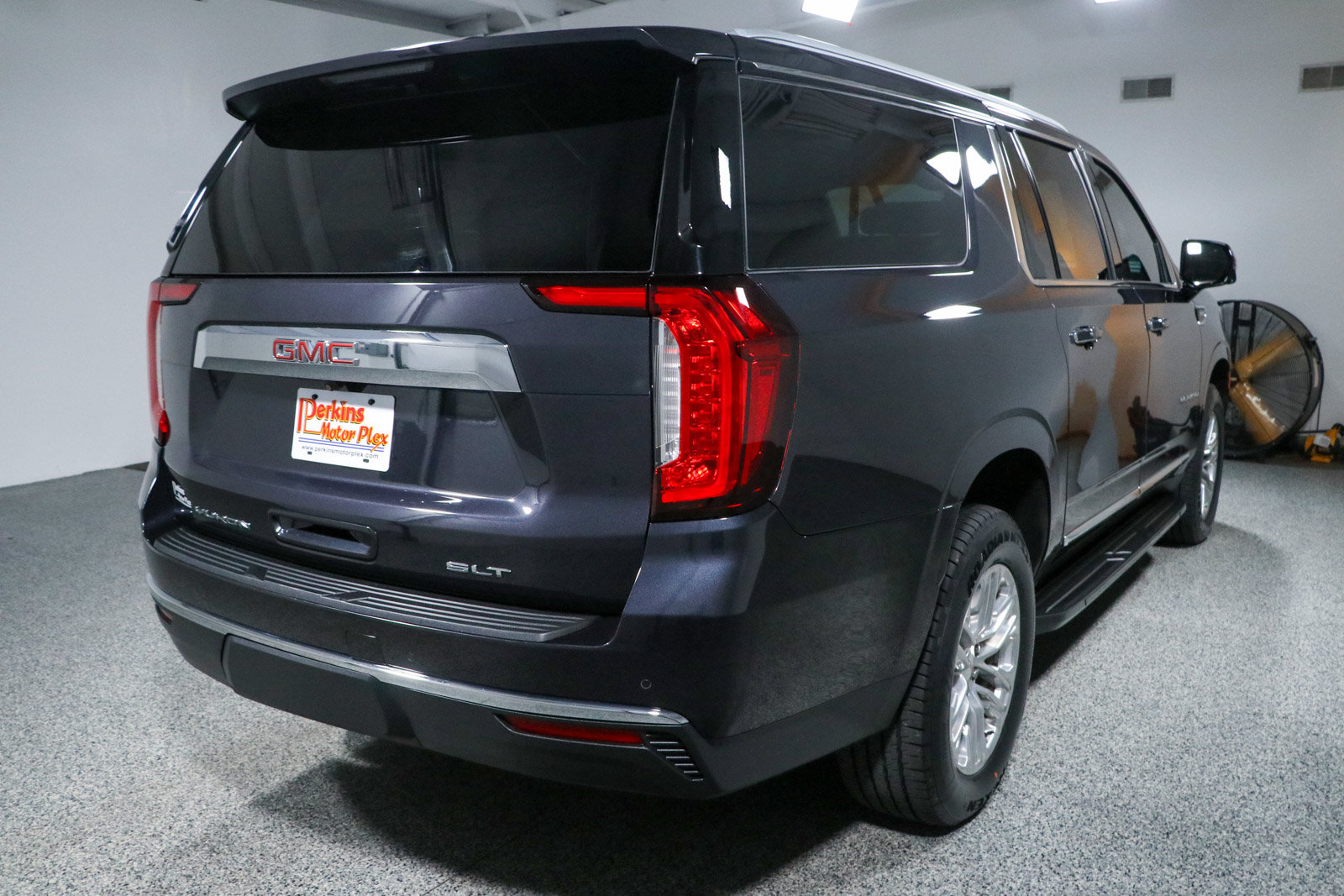 Used 2023 GMC Yukon XL SLT w/ SLT Luxury Package AWD/4WD image 7