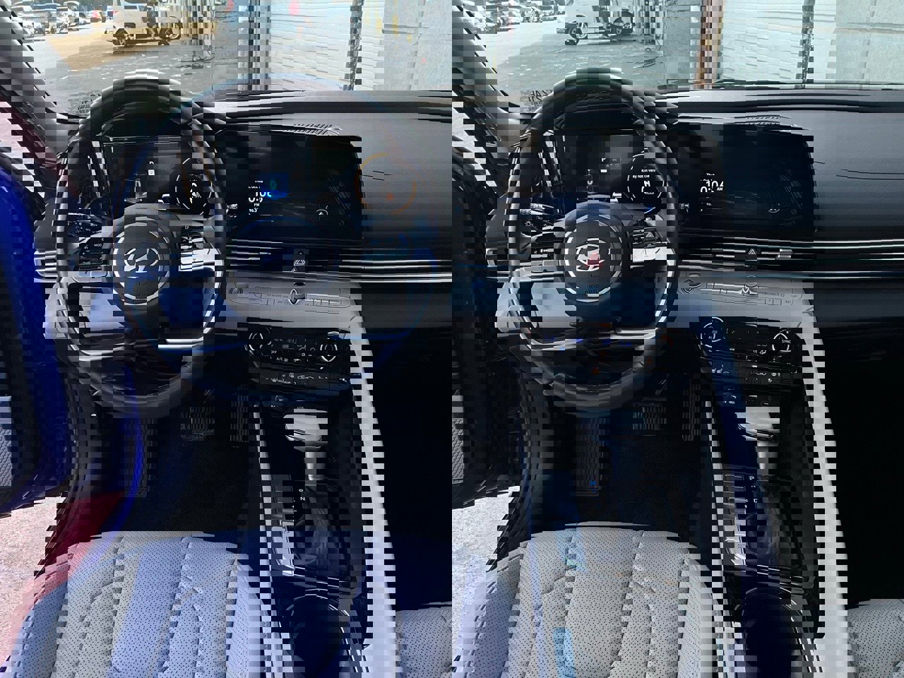 Used 2025 Hyundai Elantra Limited image 13