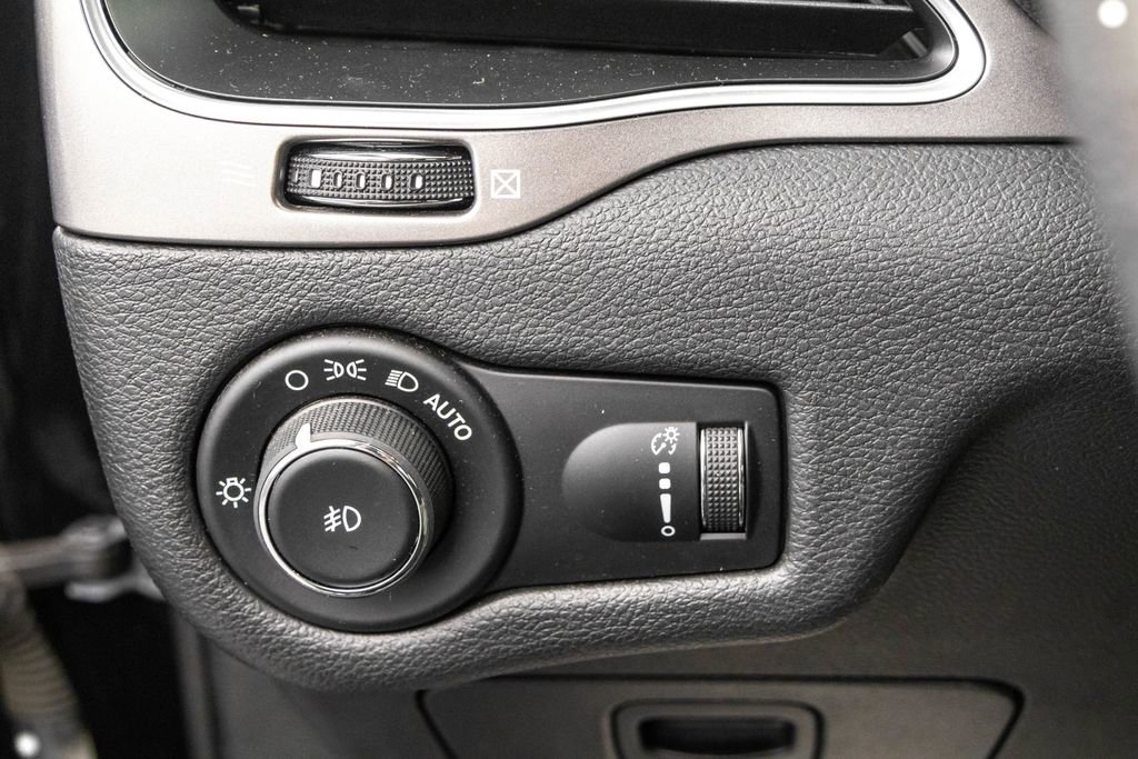 Used 2019 Jeep Cherokee Latitude w/ Popular Appearance Group image 14