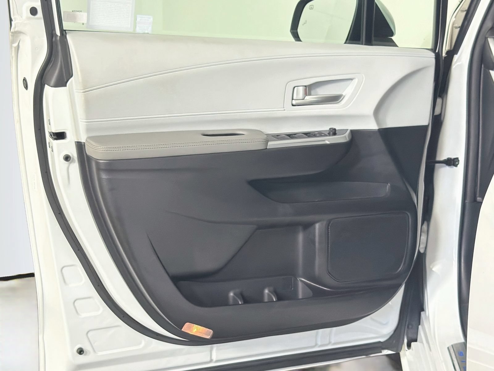 Used 2025 Toyota Sienna XLE w/ XLE Plus Package FWD image 21
