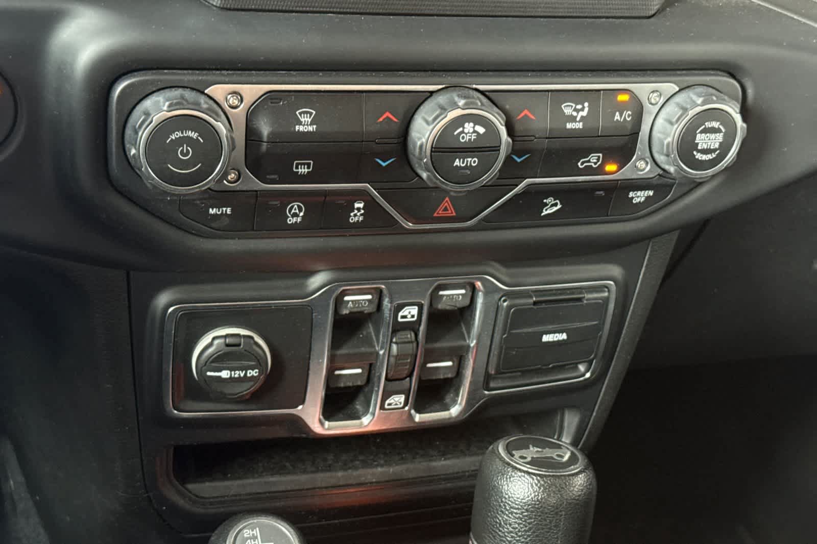 Used 2018 Jeep Wrangler Unlimited Sahara AWD/4WD image 23