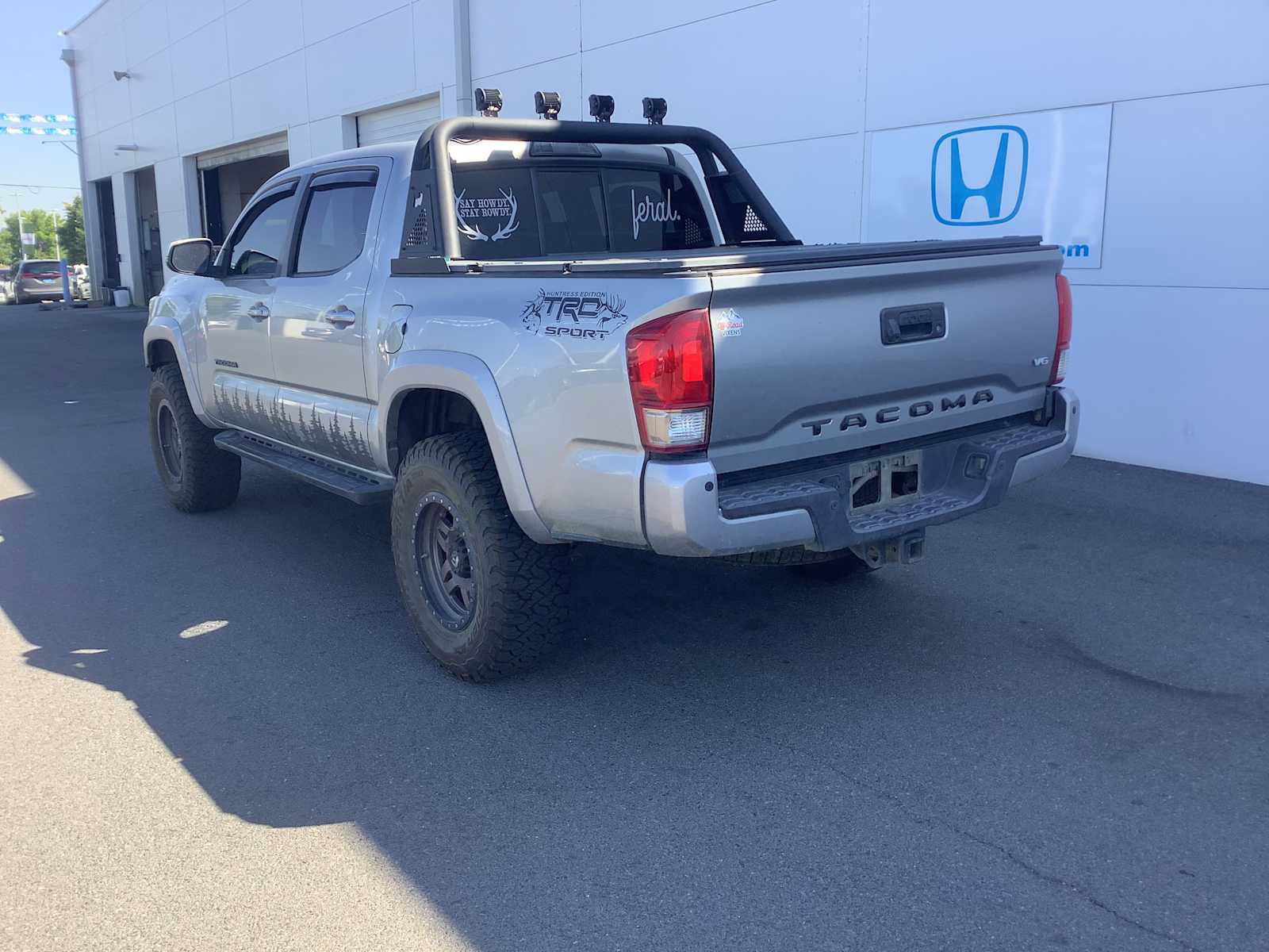 Used 2016 Toyota Tacoma TRD Sport AWD/4WD image 2