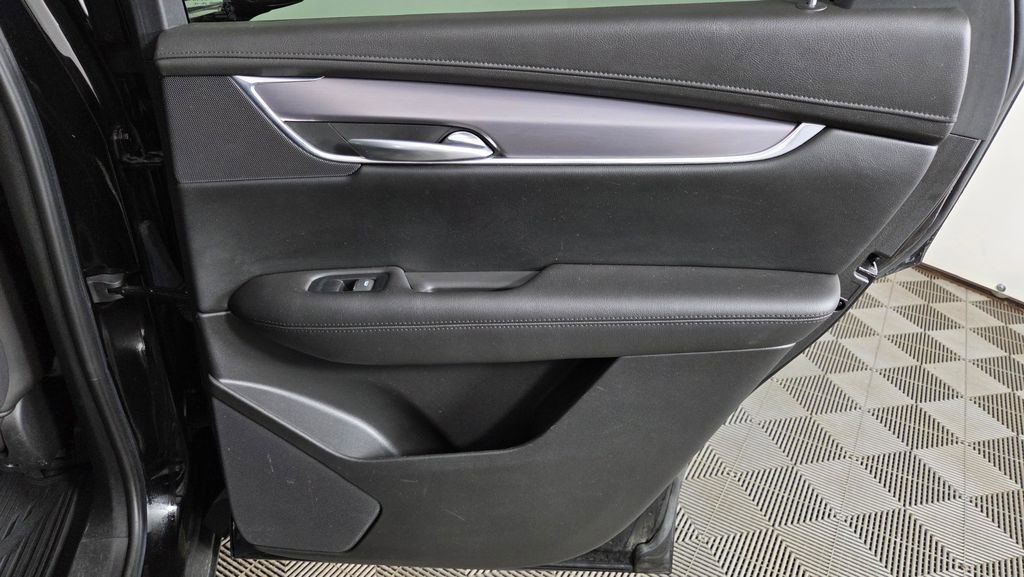 Used 2018 Cadillac XT5 Luxury w/ Driver Awareness Package image 32