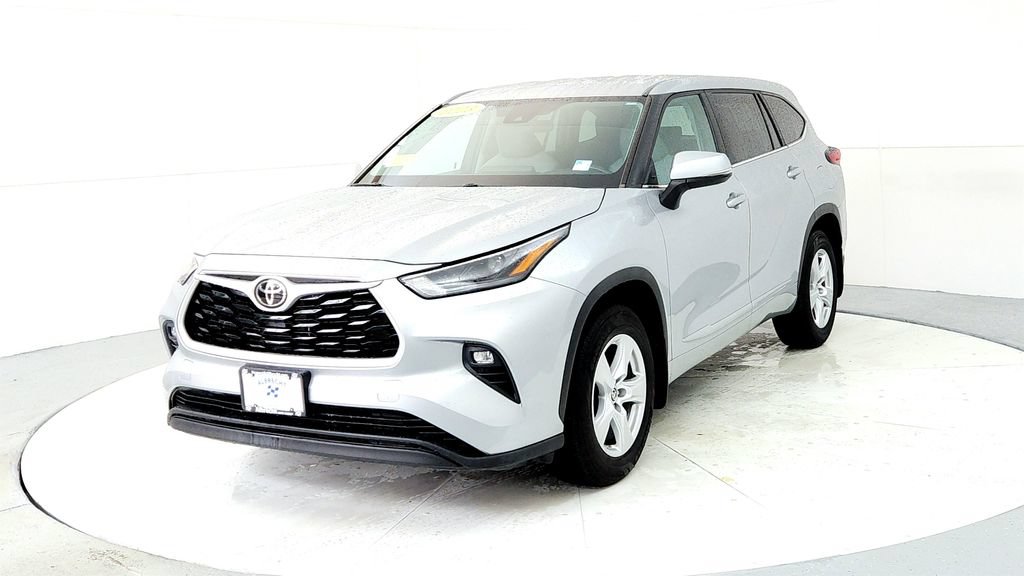Used 2023 Toyota Highlander LE AWD/4WD image 2