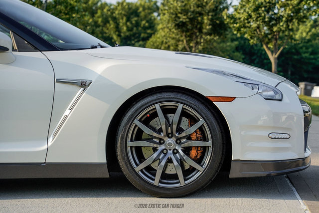 Used 2016 Nissan GT-R Premium AWD/4WD image 11