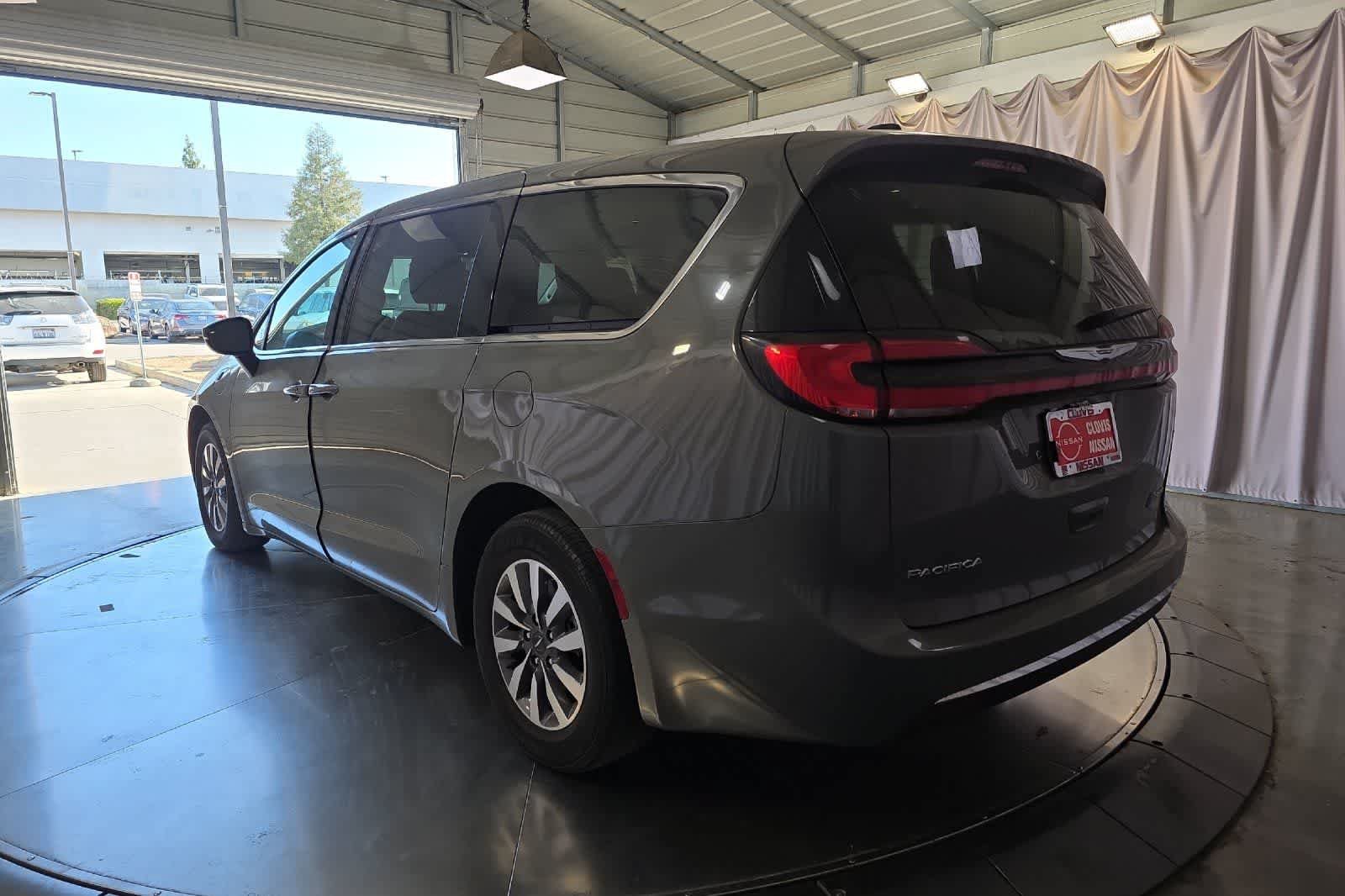 Used 2023 Chrysler Pacifica Touring-L FWD image 7