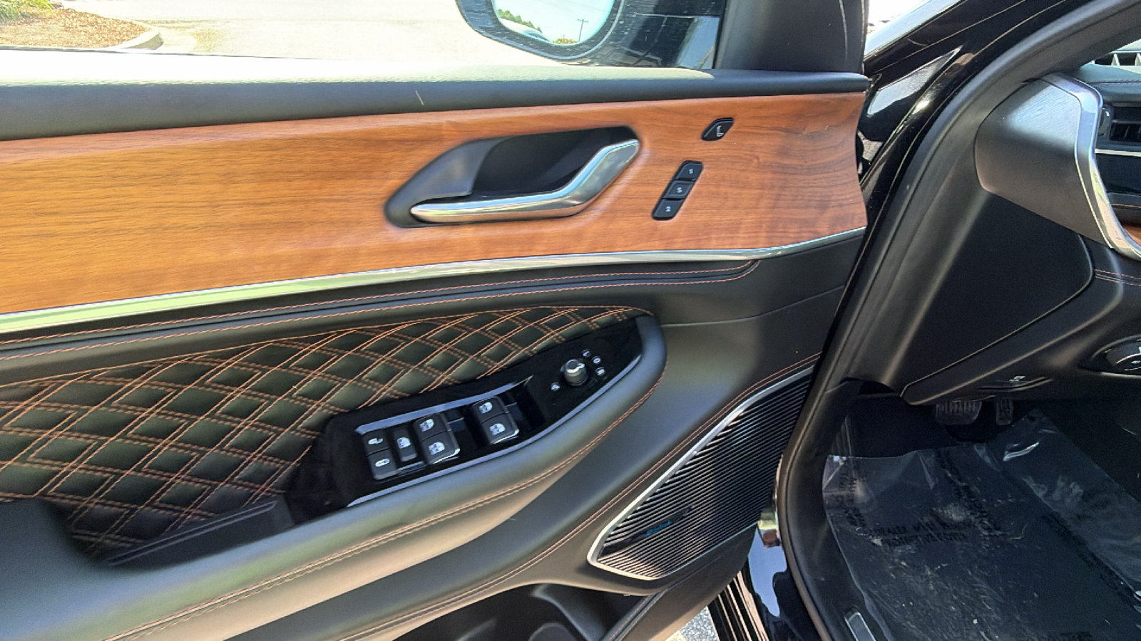 Used 2025 Jeep Grand Cherokee Summit AWD/4WD image 15