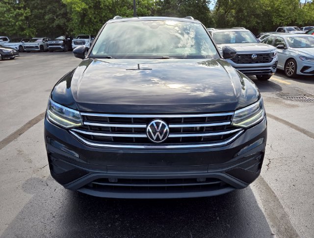 Used 2023 Volkswagen Tiguan SE w/ Panoramic Sunroof Package AWD/4WD image 2