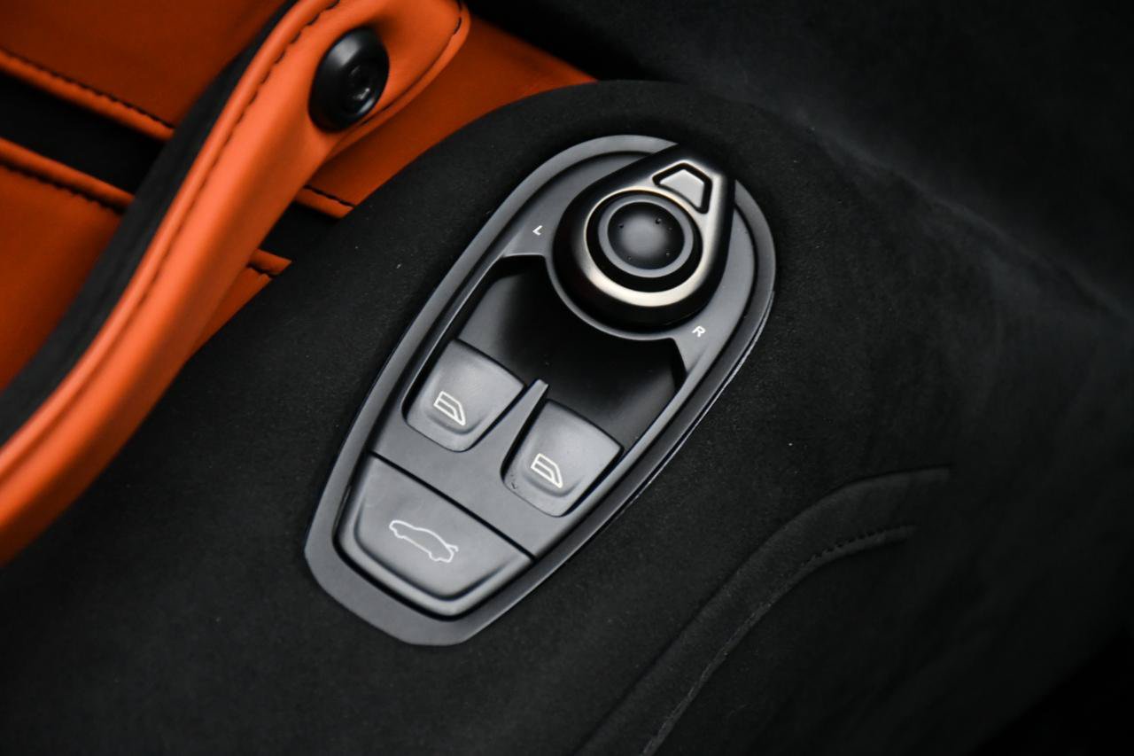 Used 2020 Aston Martin V8 Vantage Coupe RWD image 19