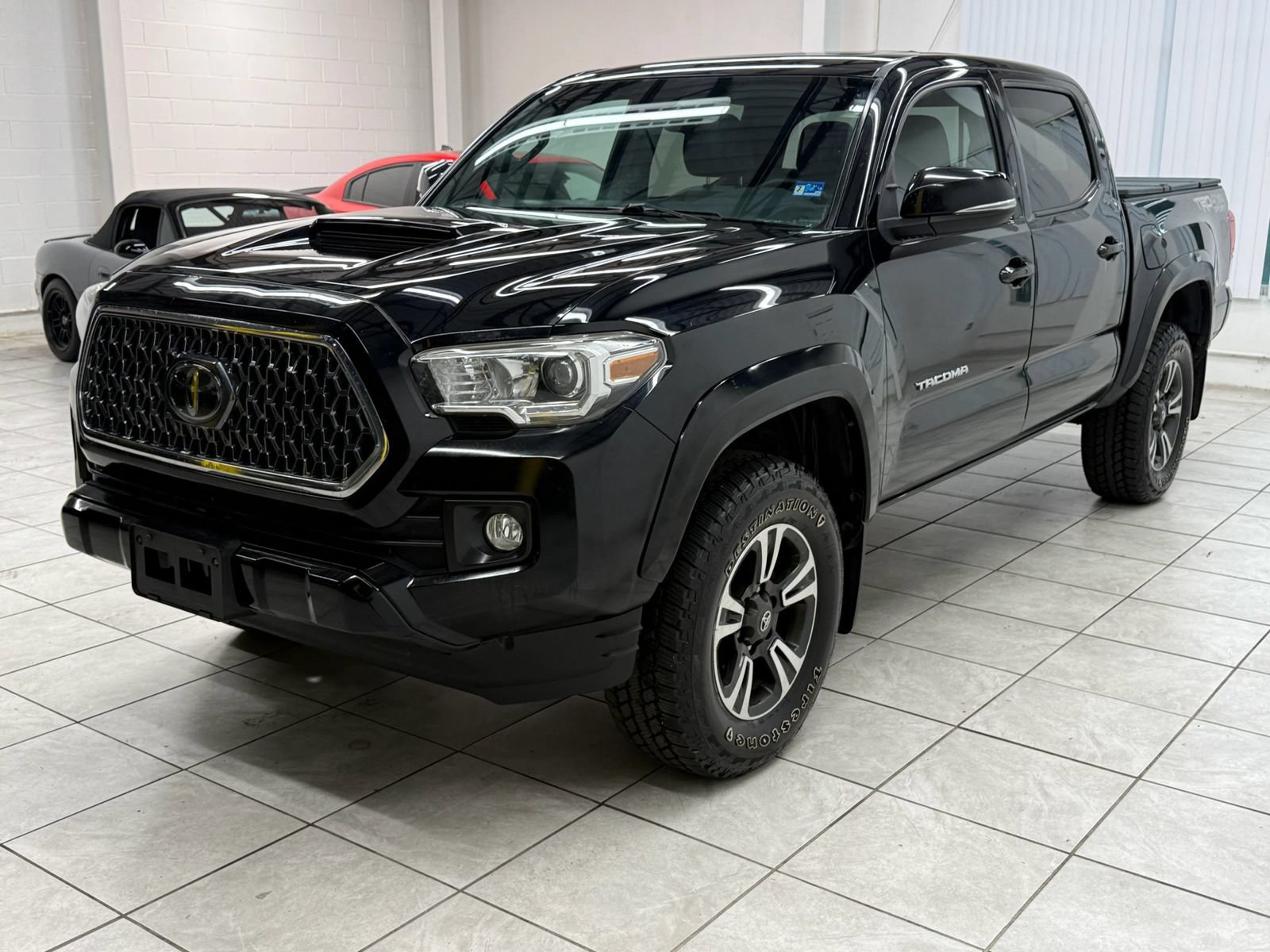 Used 2018 Toyota Tacoma TRD Sport AWD/4WD image 3