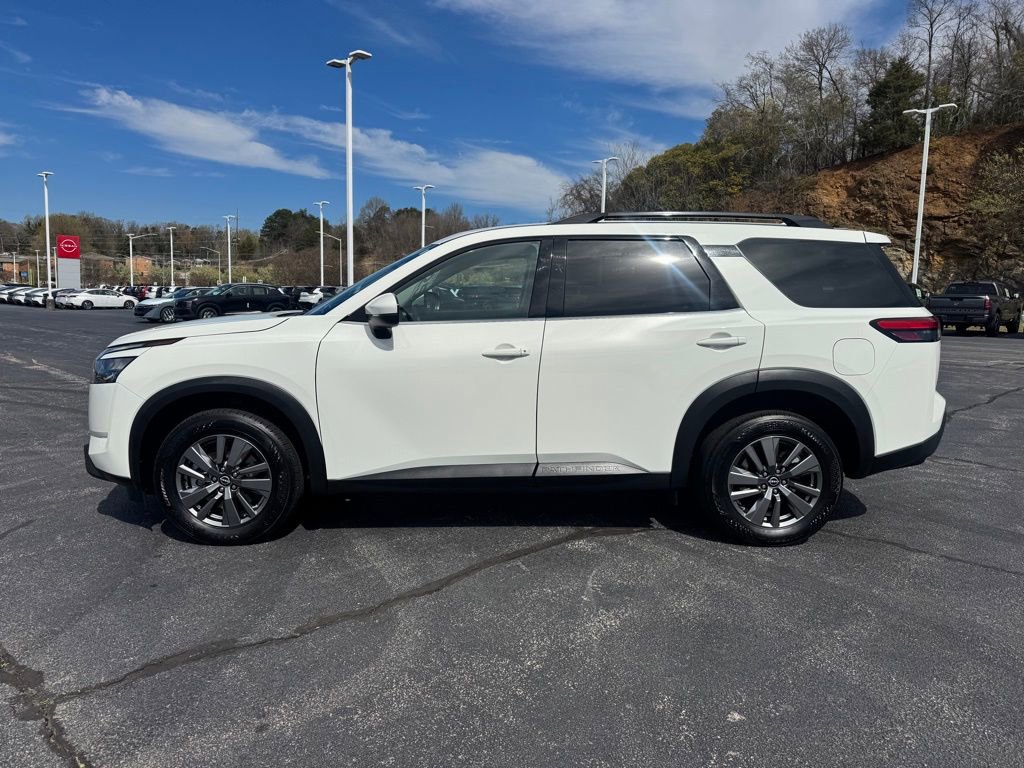 Used 2025 Nissan Pathfinder SV image 4