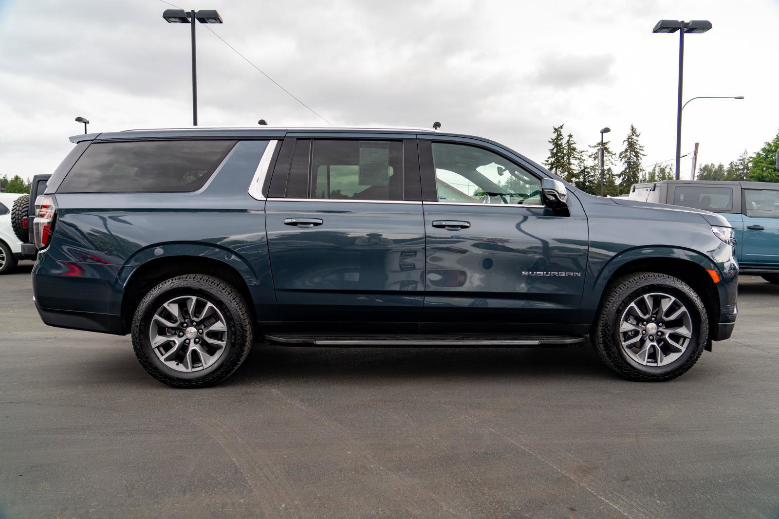 Used 2021 Chevrolet Suburban LT w/ LT Signature Package AWD/4WD image 9