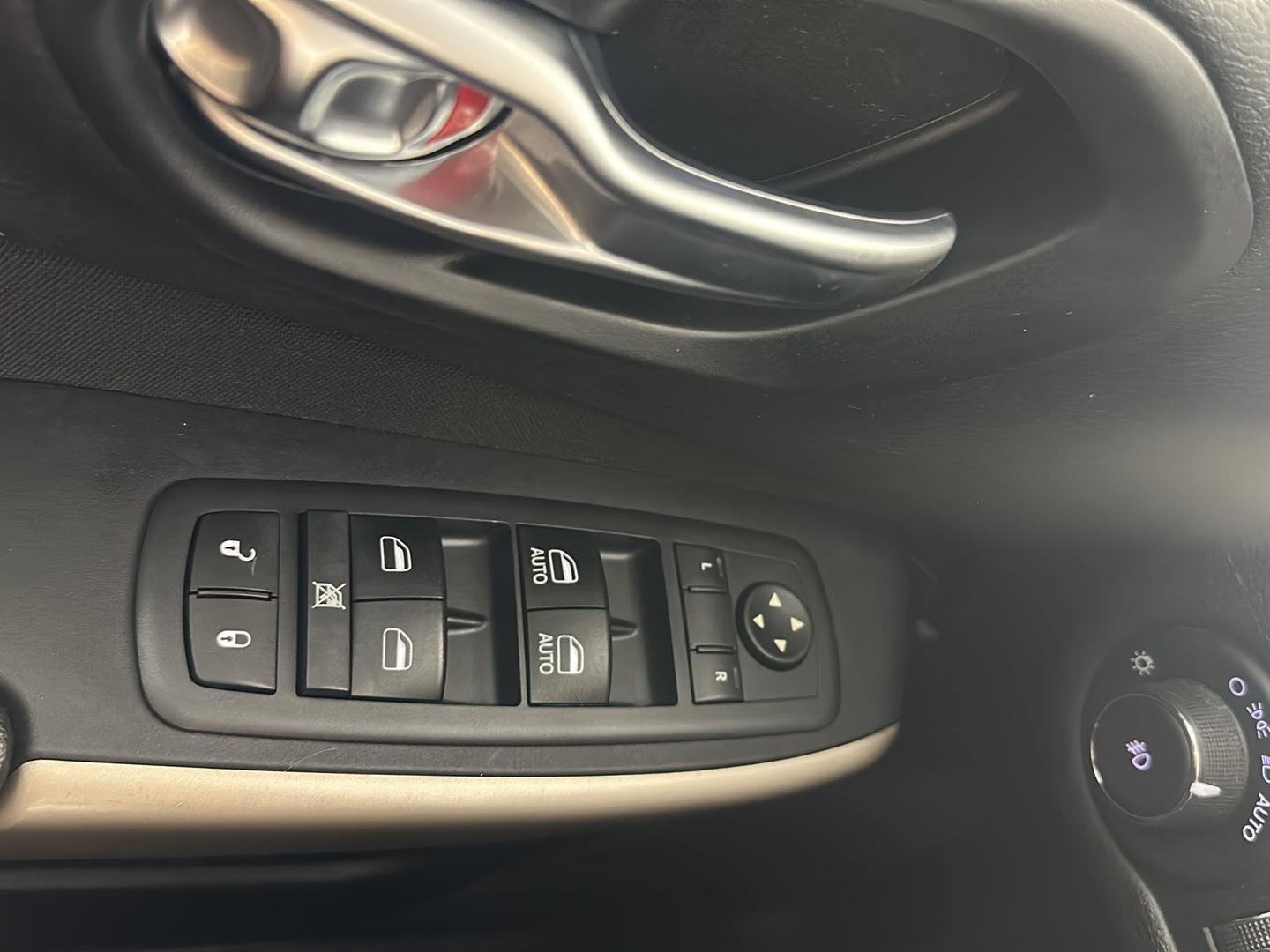 Used 2017 Jeep Cherokee Latitude FWD image 11
