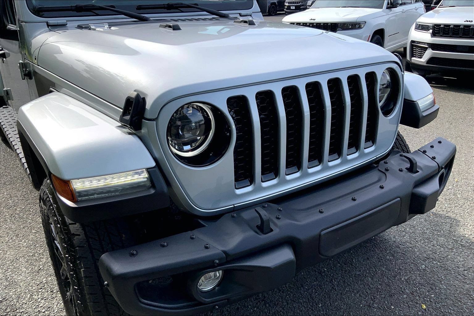 Certified 2023 Jeep Gladiator Sport AWD/4WD image 26