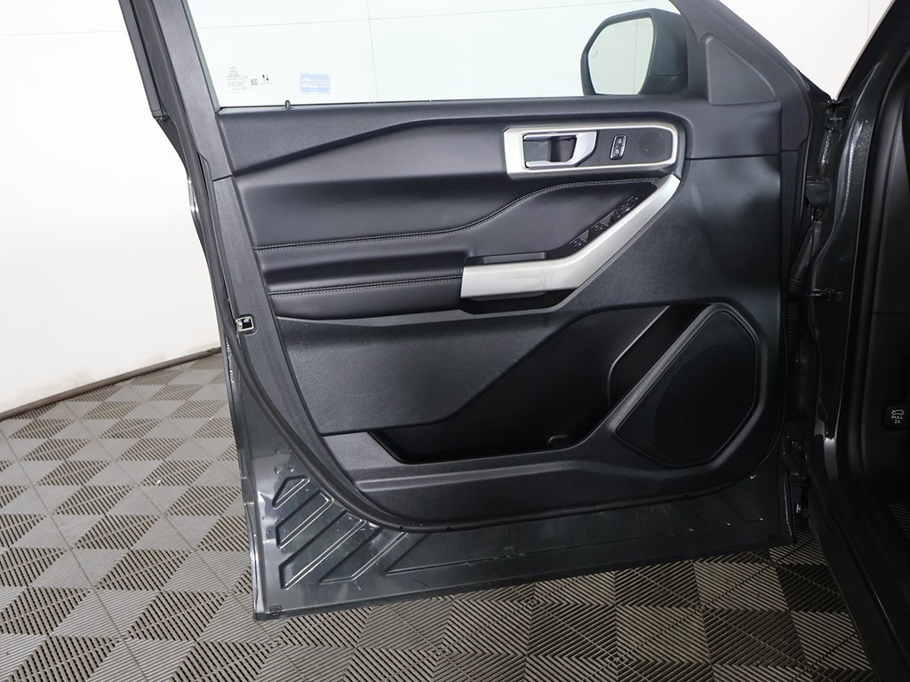 Used 2023 Ford Explorer XLT image 19