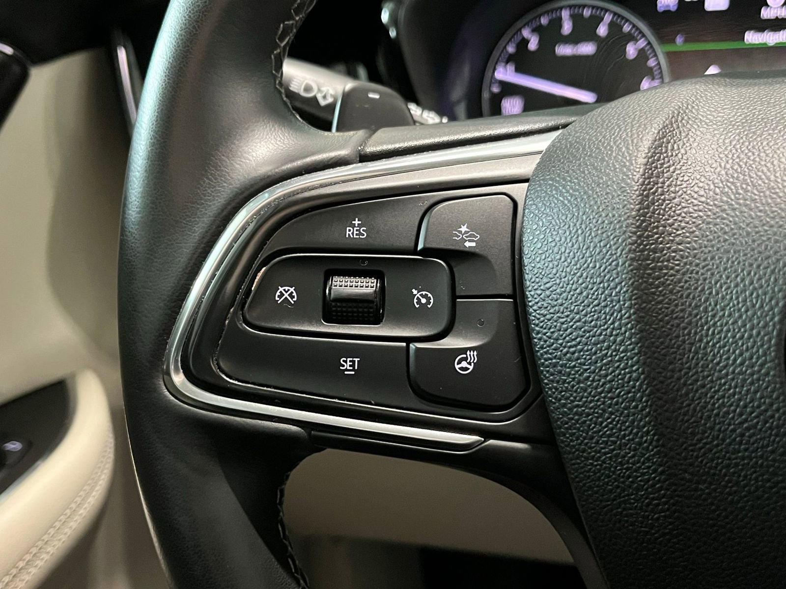 Used 2023 Buick Envision Avenir image 32