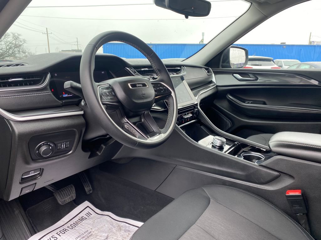 Used 2023 Jeep Grand Cherokee Laredo image 9