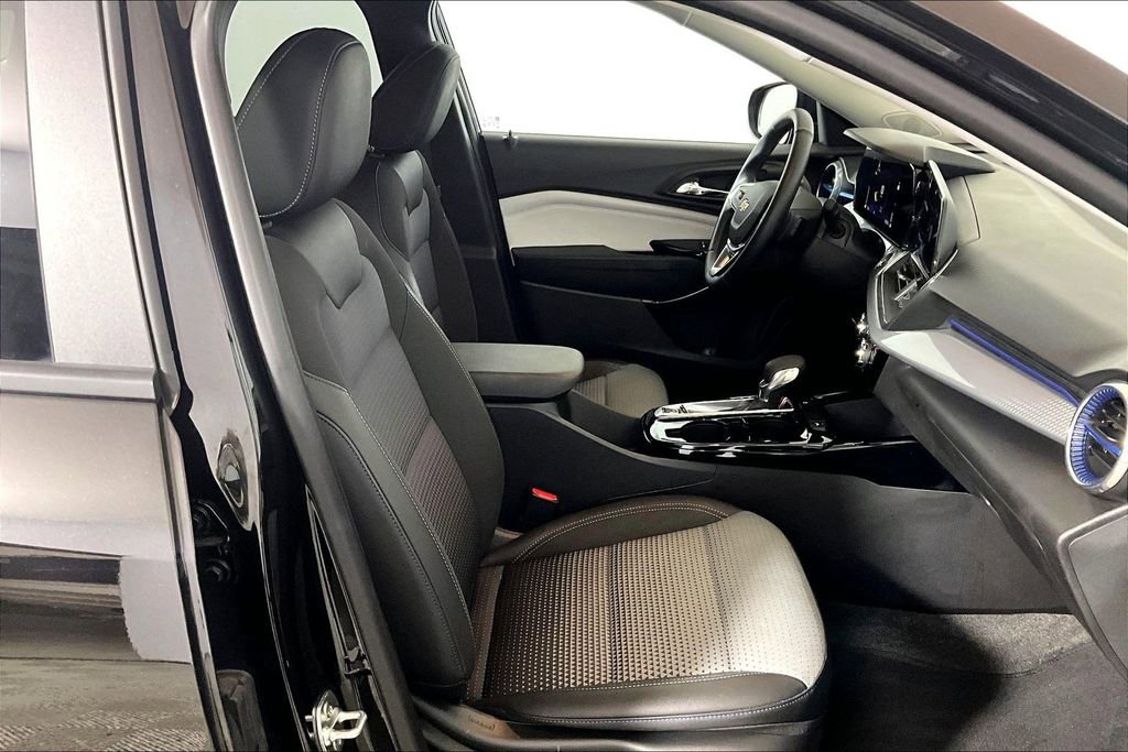 Used 2025 Chevrolet Trax LT w/ LT Convenience Package image 6