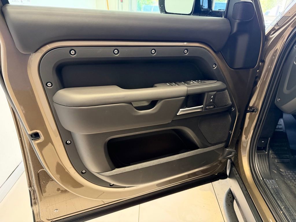 New 2025 Land Rover Defender 130 X-Dynamic SE image 27