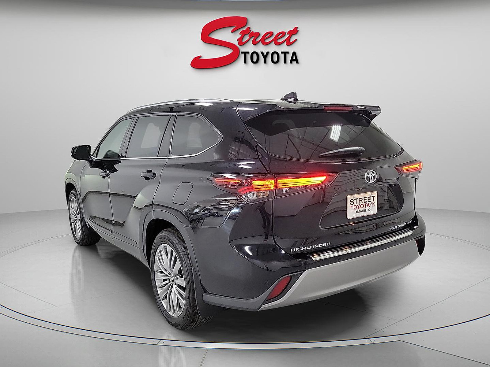 Certified 2026 Toyota Highlander Platinum AWD/4WD image 2