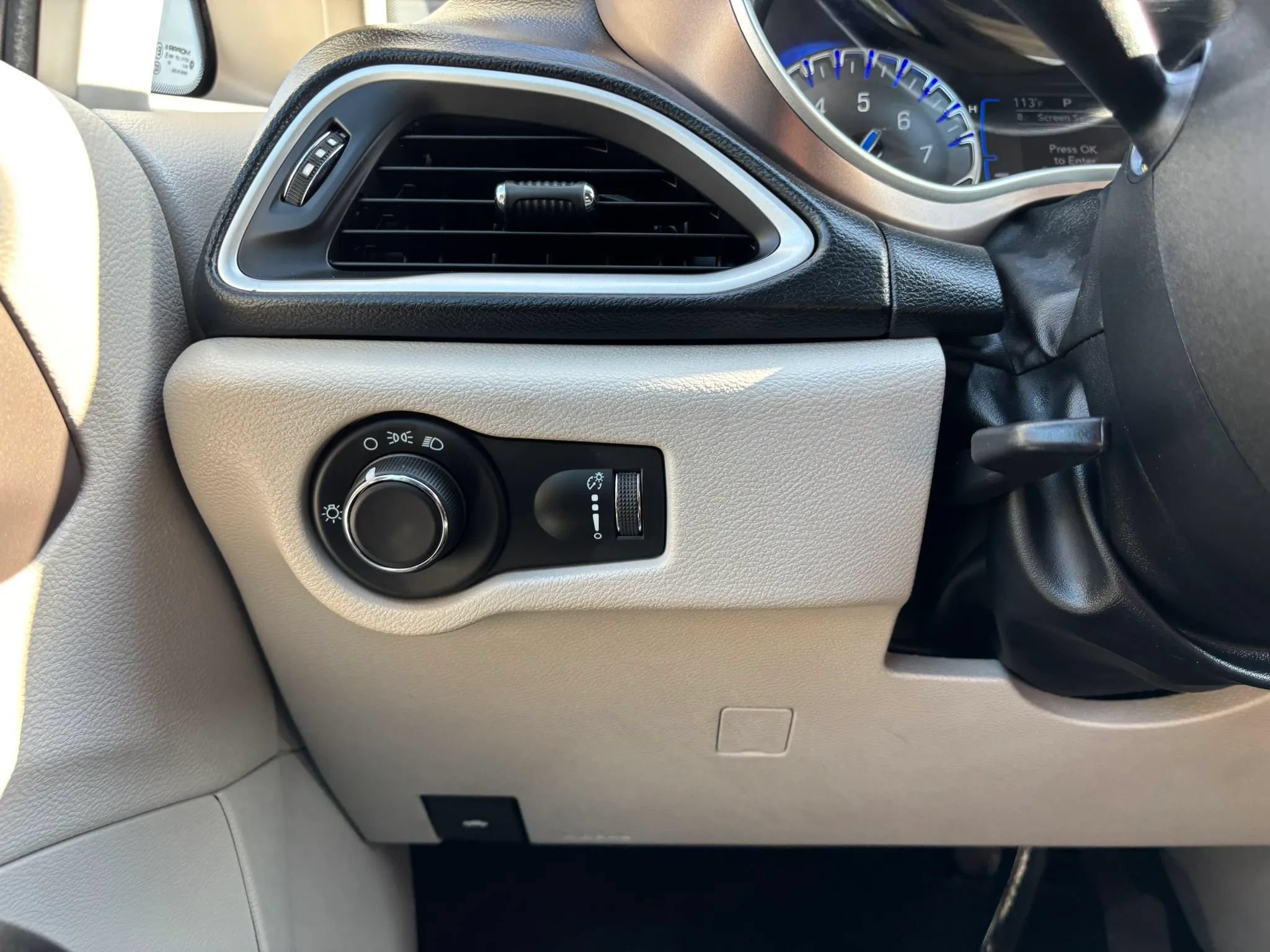 Used 2021 Chrysler Voyager L FWD image 19