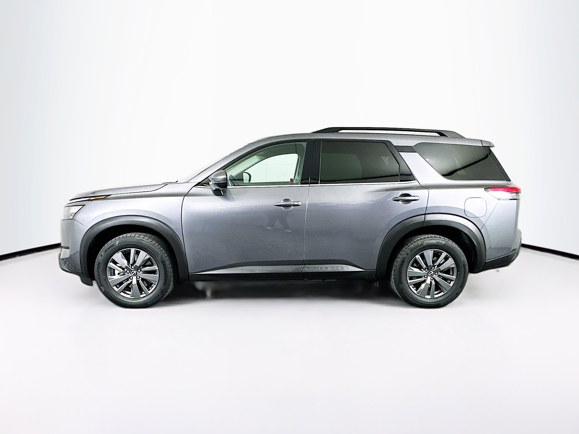 Used 2025 Nissan Pathfinder SV image 4