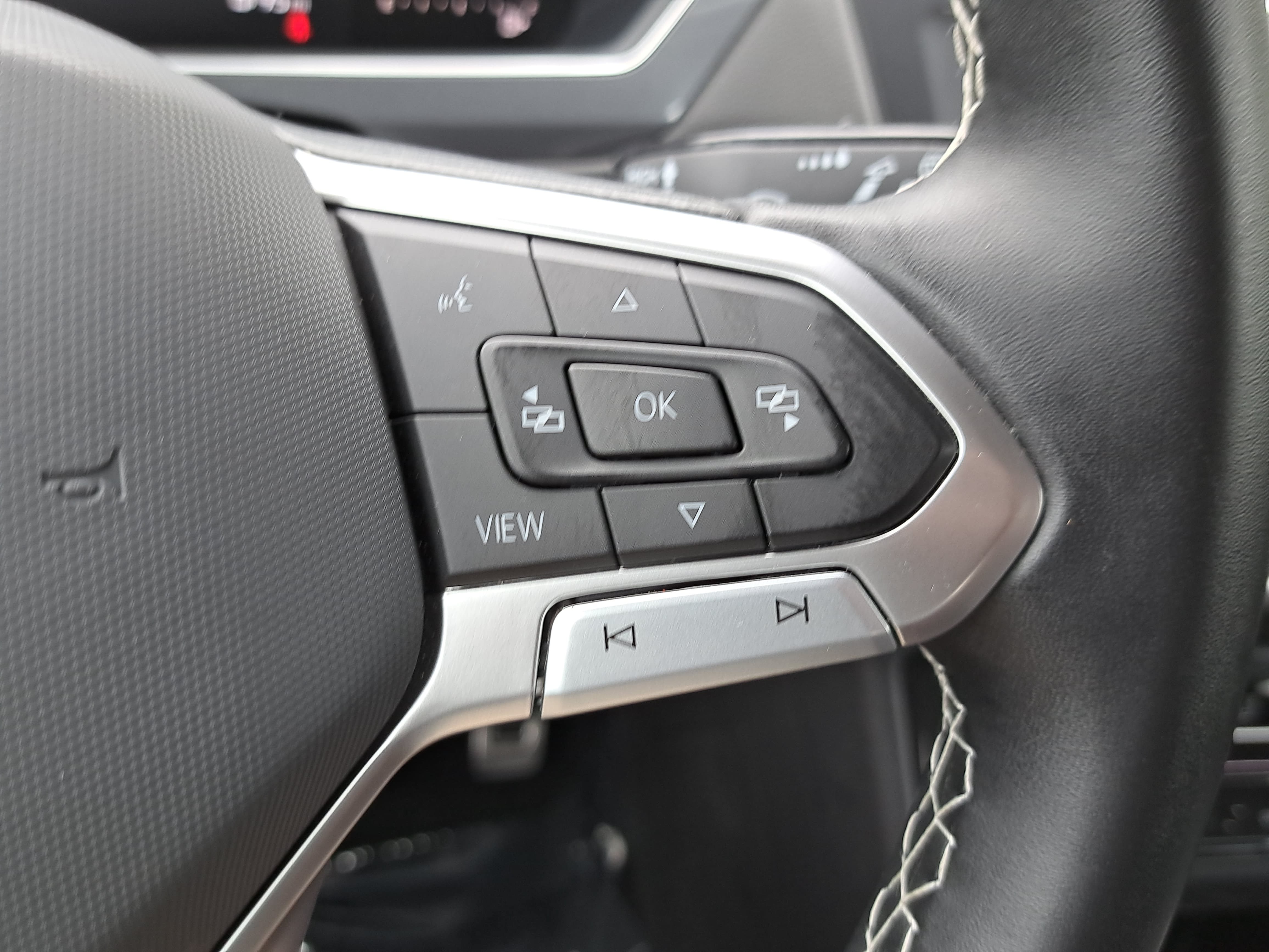 Used 2023 Volkswagen Tiguan SE R-Line FWD image 18