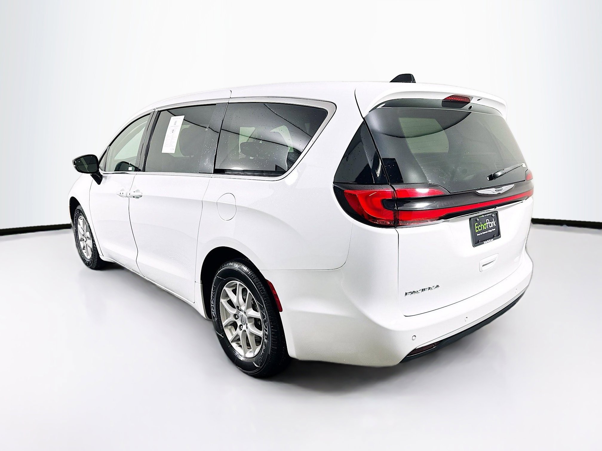 Used 2024 Chrysler Pacifica Touring-L image 5
